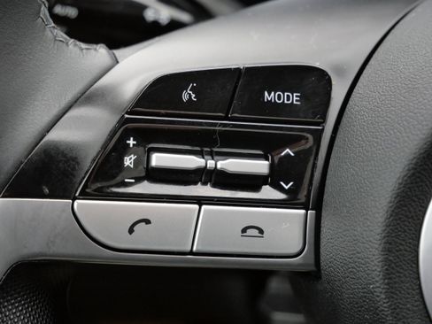 Certified 2022 Hyundai Elantra Limited w/ Preferred Accessory Package image 32