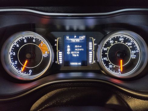 Used 2019 Jeep Cherokee Latitude Plus image 23