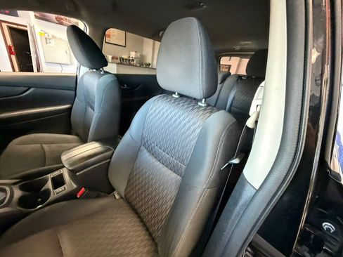 Used 2018 Nissan Rogue S image 23