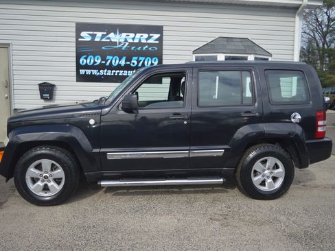Used 2010 Jeep Liberty Sport image 2