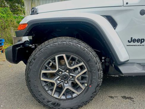New 2026 Jeep Wrangler Unlimited Sahara AWD/4WD image 18