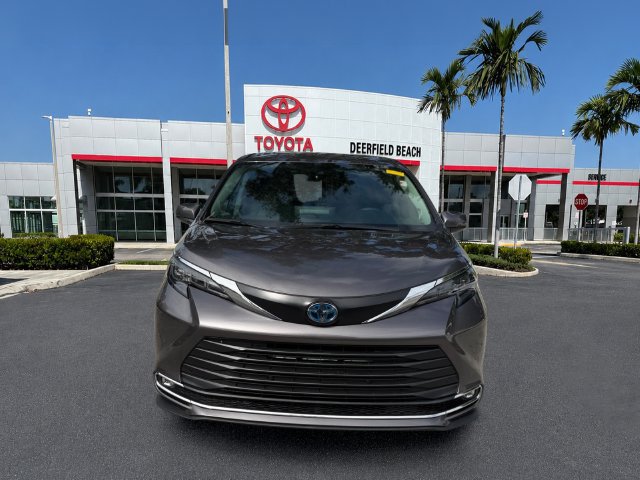 Used 2024 Toyota Sienna XLE w/ XLE Plus Package FWD image 2