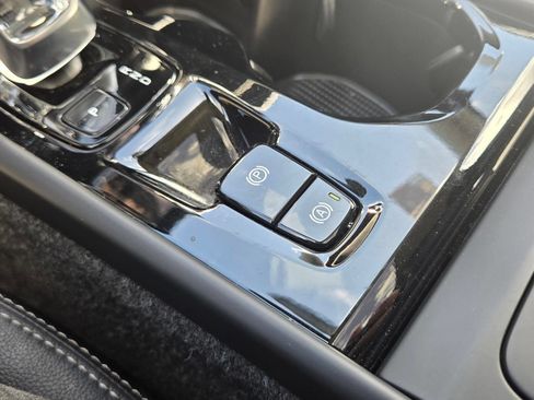 Certified 2025 Volvo XC40 B5 Plus AWD/4WD image 27