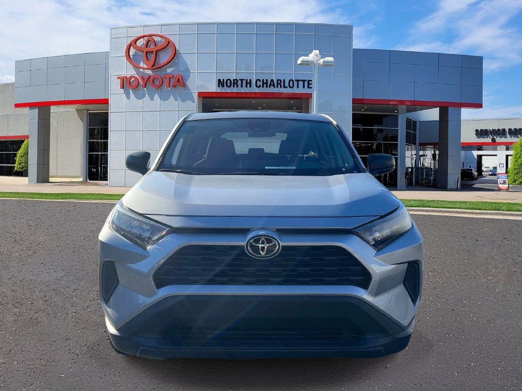 Used 2022 Toyota RAV4 LE FWD image 3