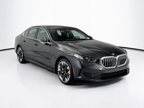 Used 2026 BMW i5 eDrive40 w/ Premium Package RWD image 3