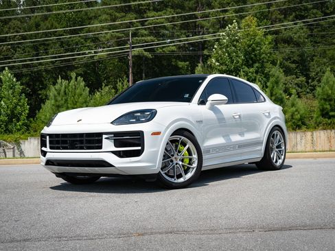 Used 2024 Porsche Cayenne S AWD/4WD image 2