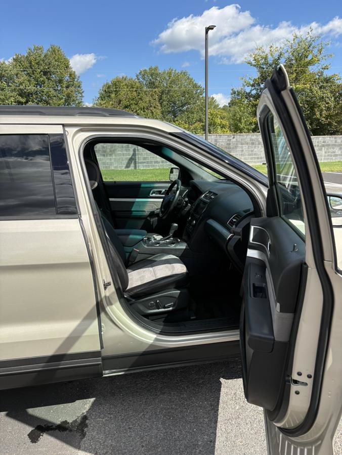 Used 2017 Ford Explorer XLT w/ Equipment Group 202A AWD/4WD image 10