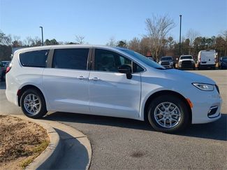 New 2025 Chrysler Pacifica Select video 2