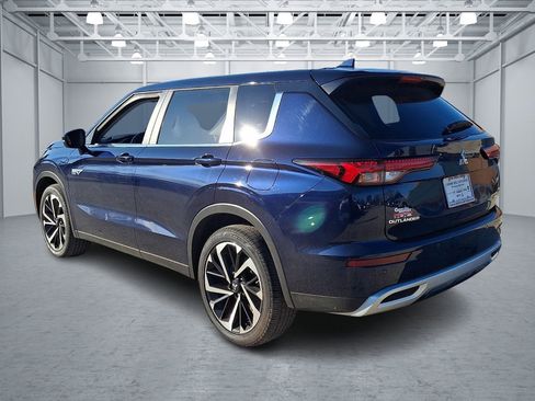 Used 2024 Mitsubishi Outlander SE image 3
