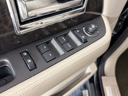 Used 2016 Lincoln Navigator Select RWD image 22