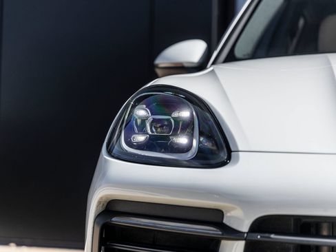 Certified 2023 Porsche Cayenne Platinum Edition AWD/4WD image 17