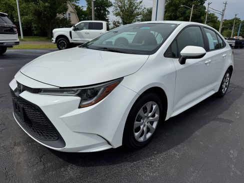 Used 2021 Toyota Corolla LE FWD image 3