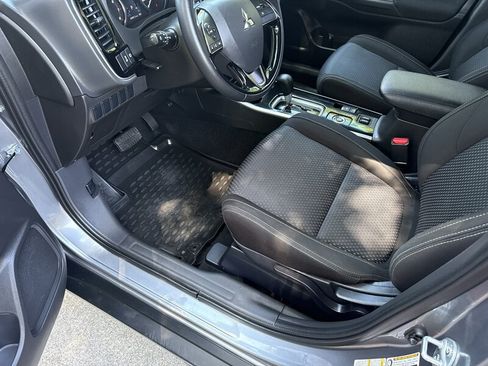 Used 2017 Mitsubishi Outlander SE AWD/4WD image 14