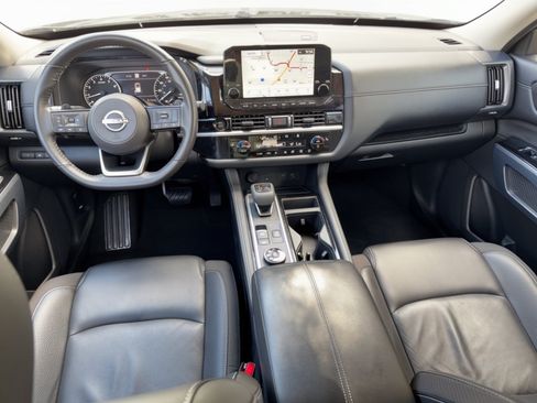 Used 2025 Nissan Pathfinder SL AWD/4WD image 17