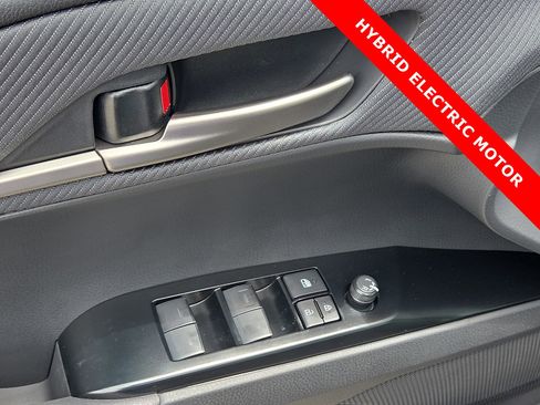 Used 2025 Toyota Camry SE FWD image 13