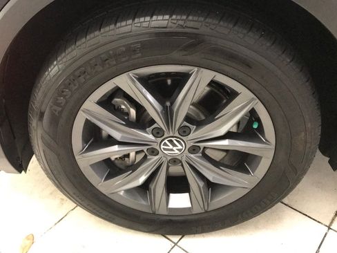 Used 2023 Volkswagen Tiguan SE w/ Panoramic Sunroof Package FWD image 7
