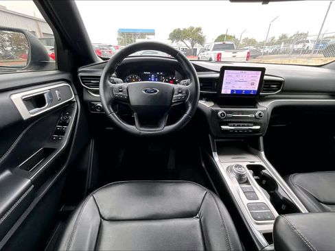 Used 2020 Ford Explorer XLT w/ Equipment Group 202A image 5