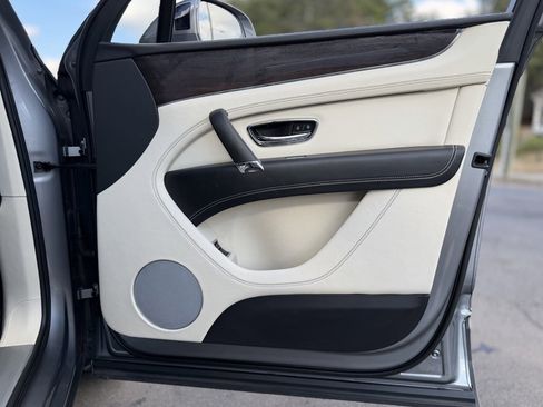 Used 2019 Bentley Bentayga image 37