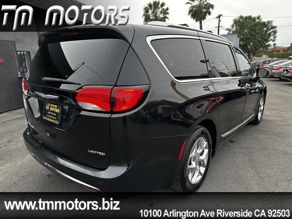 Used 2017 Chrysler Pacifica Limited w/ UConnect Theater Package FWD image 24