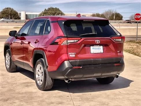 Used 2022 Toyota RAV4 LE image 5