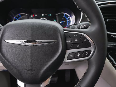 Used 2024 Chrysler Pacifica Limited FWD image 19