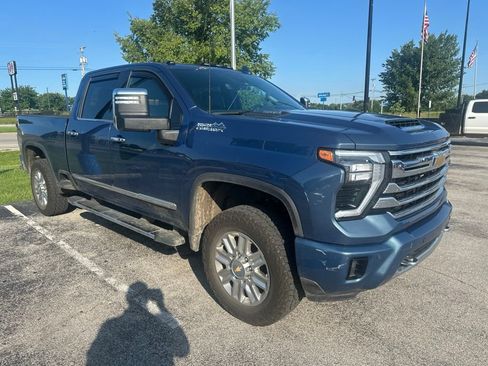 Used 2025 Chevrolet Silverado 2500 High Country w/ Technology Package AWD/4WD image 2