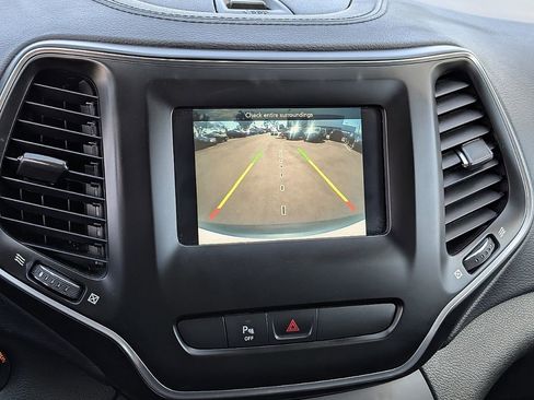 Used 2019 Jeep Cherokee Latitude Plus image 34