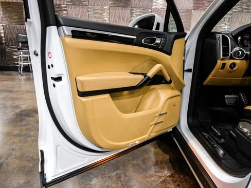 Used 2018 Porsche Cayenne S image 41