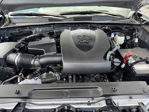 Used 2020 Toyota Tacoma SR5 w/ Technology Package AWD/4WD image 16