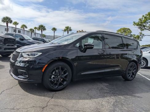 New 2026 Chrysler Pacifica Limited w/ S Appearance Package image 6