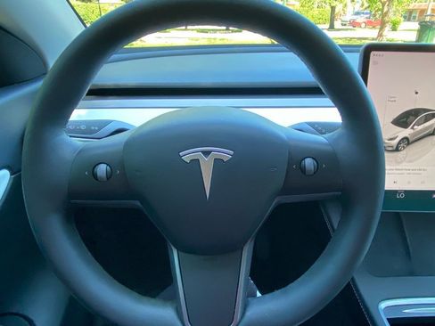 Used 2022 Tesla Model Y Long Range AWD/4WD image 16