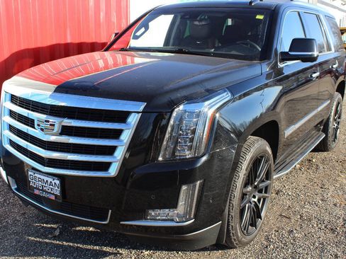Used 2017 Cadillac Escalade Luxury AWD/4WD image 2