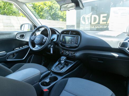 Used 2025 Kia Soul LX w/ LX Technology Package FWD image 31