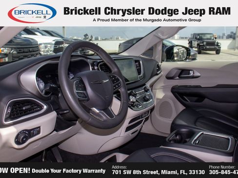 Used 2024 Chrysler Pacifica Touring-L FWD image 15