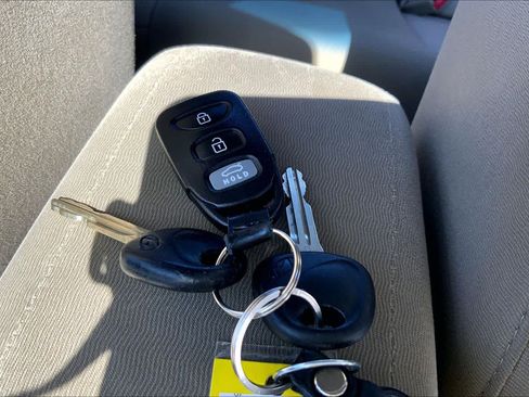 Used 2010 Hyundai Elantra GLS FWD image 14