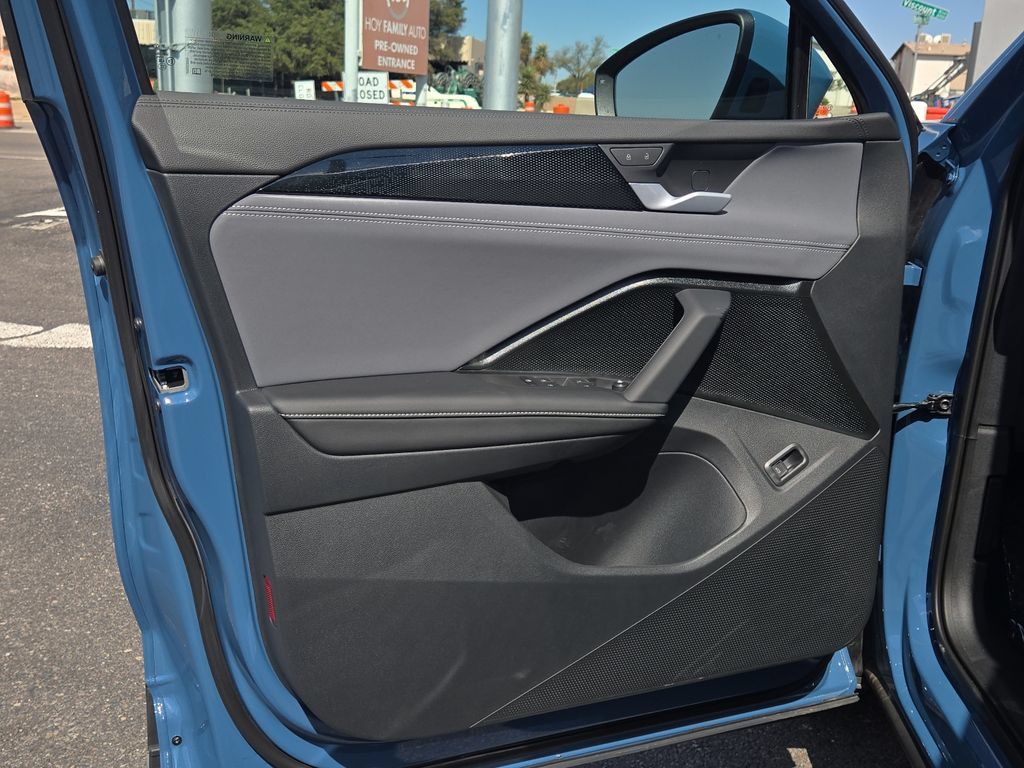 Used 2025 Volkswagen Tiguan SE FWD image 18