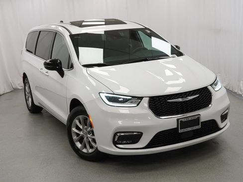 Certified 2025 Chrysler Pacifica Select AWD/4WD image 9