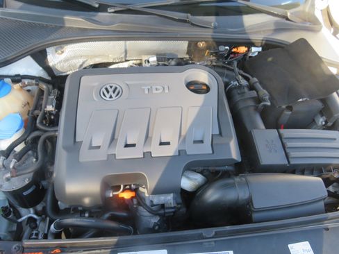 Used 2013 Volkswagen Passat TDI SEL Premium image 35