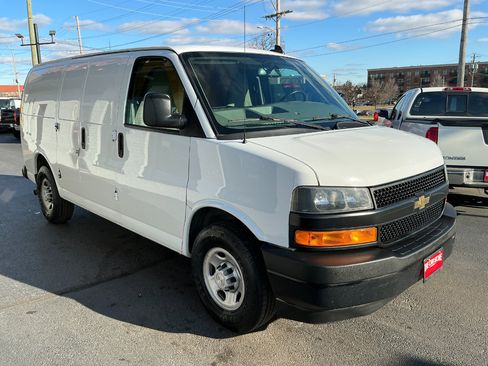 Used 2018 Chevrolet Express 3500 w/ Driver Convenience Package image 3