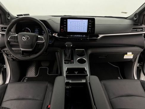 Used 2023 Toyota Sienna XSE image 23