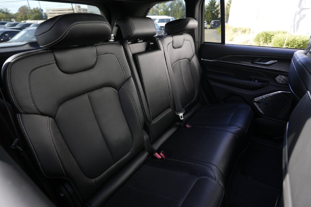 Used 2023 Jeep Grand Cherokee Overland AWD/4WD image 28