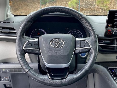 Used 2021 Toyota Sienna Limited image 13