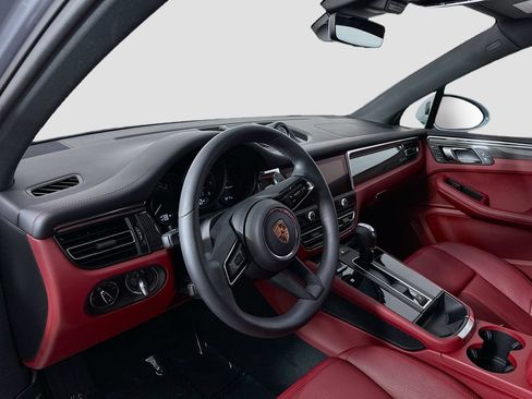 Certified 2025 Porsche Macan AWD/4WD image 4