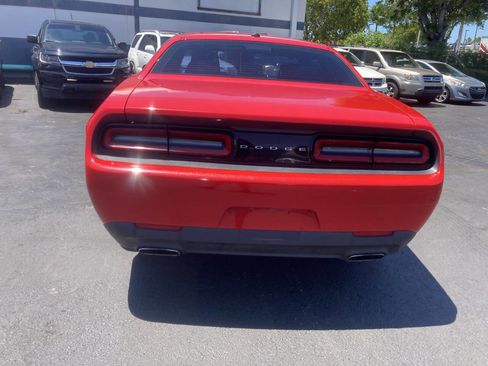 Used 2015 Dodge Challenger SXT image 17