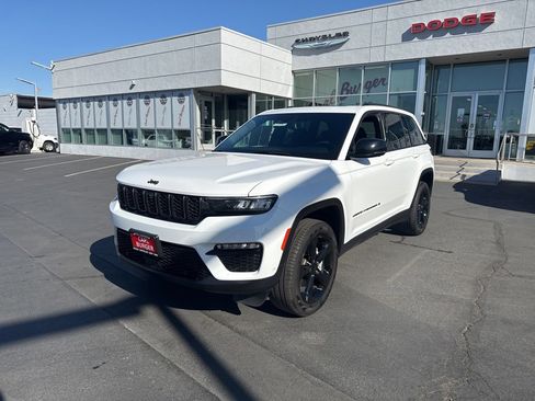 Certified 2024 Jeep Grand Cherokee Limited w/ Luxury Tech Group II image 3