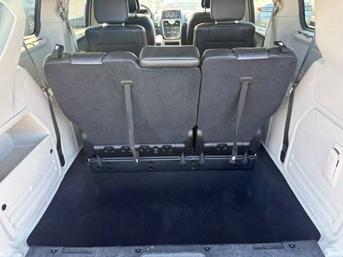 Used 2014 Chrysler Town & Country Touring-L w/ Driver Convenience Group FWD image 10