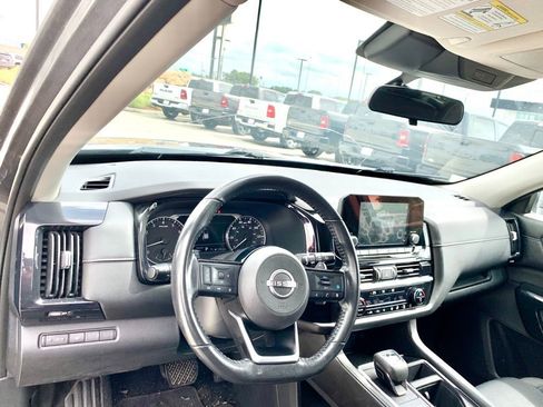 Used 2022 Nissan Pathfinder SV FWD image 11