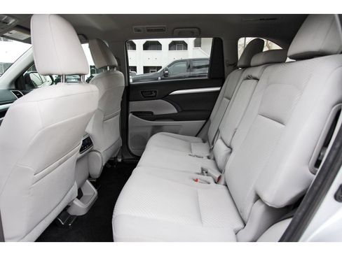 Used 2015 Toyota Highlander LE image 31