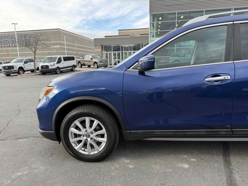 Used 2017 Nissan Rogue SV image 2