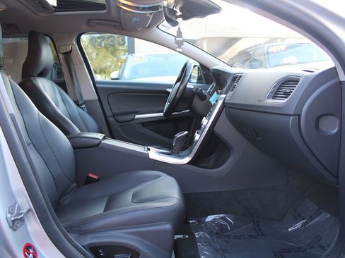 Used 2018 Volvo V60 T5 Cross Country image 22